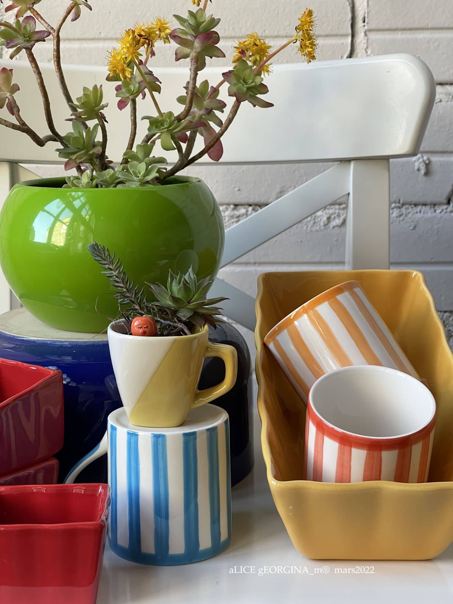 Arrangement d'objets chinés de seconde main, arc en ciel