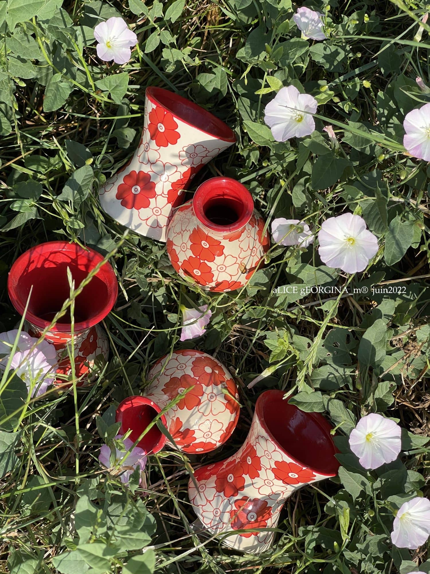 Arrangement d'objets chinés de seconde main, fleuri