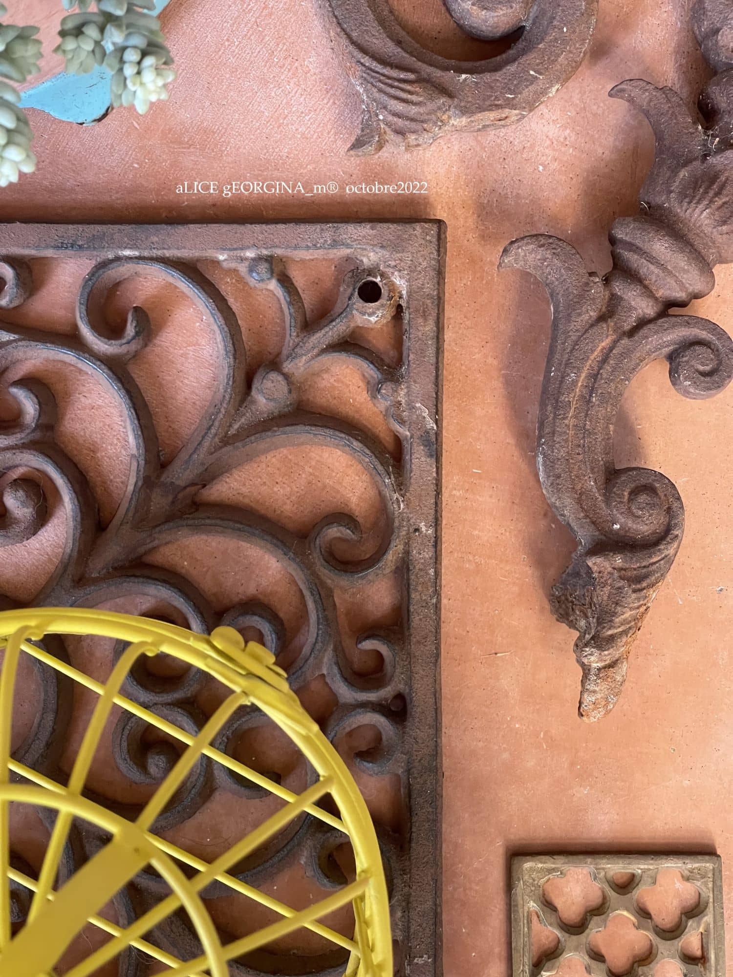 Arrangement d'objets chinés de seconde main, graphiques