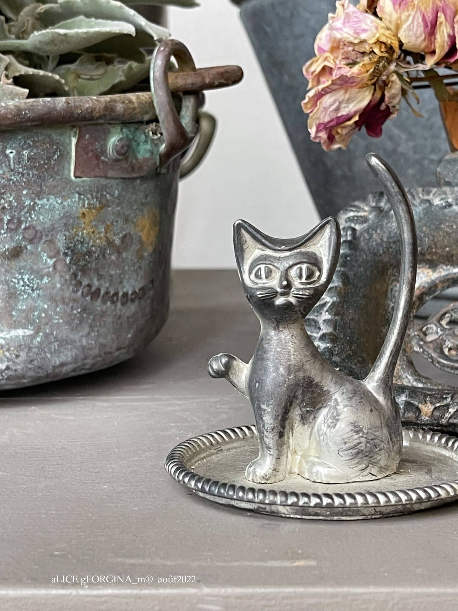 Arrangement d'objets chinés de seconde main, gris