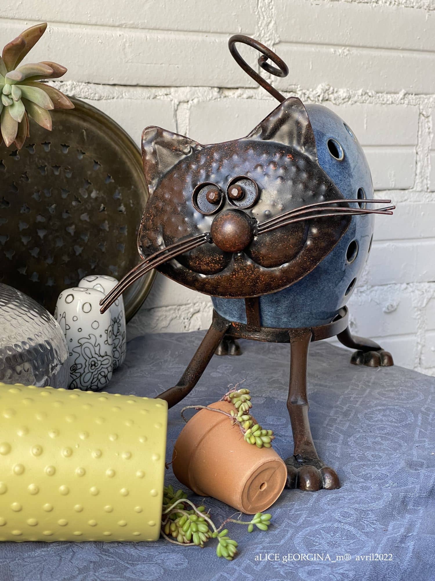 Arrangement d'objets chinés de seconde main, pois