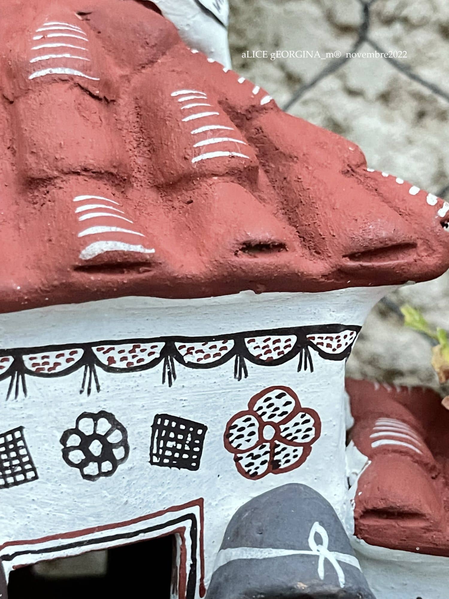 Arrangement d'objets chinés de seconde main, bordeaux