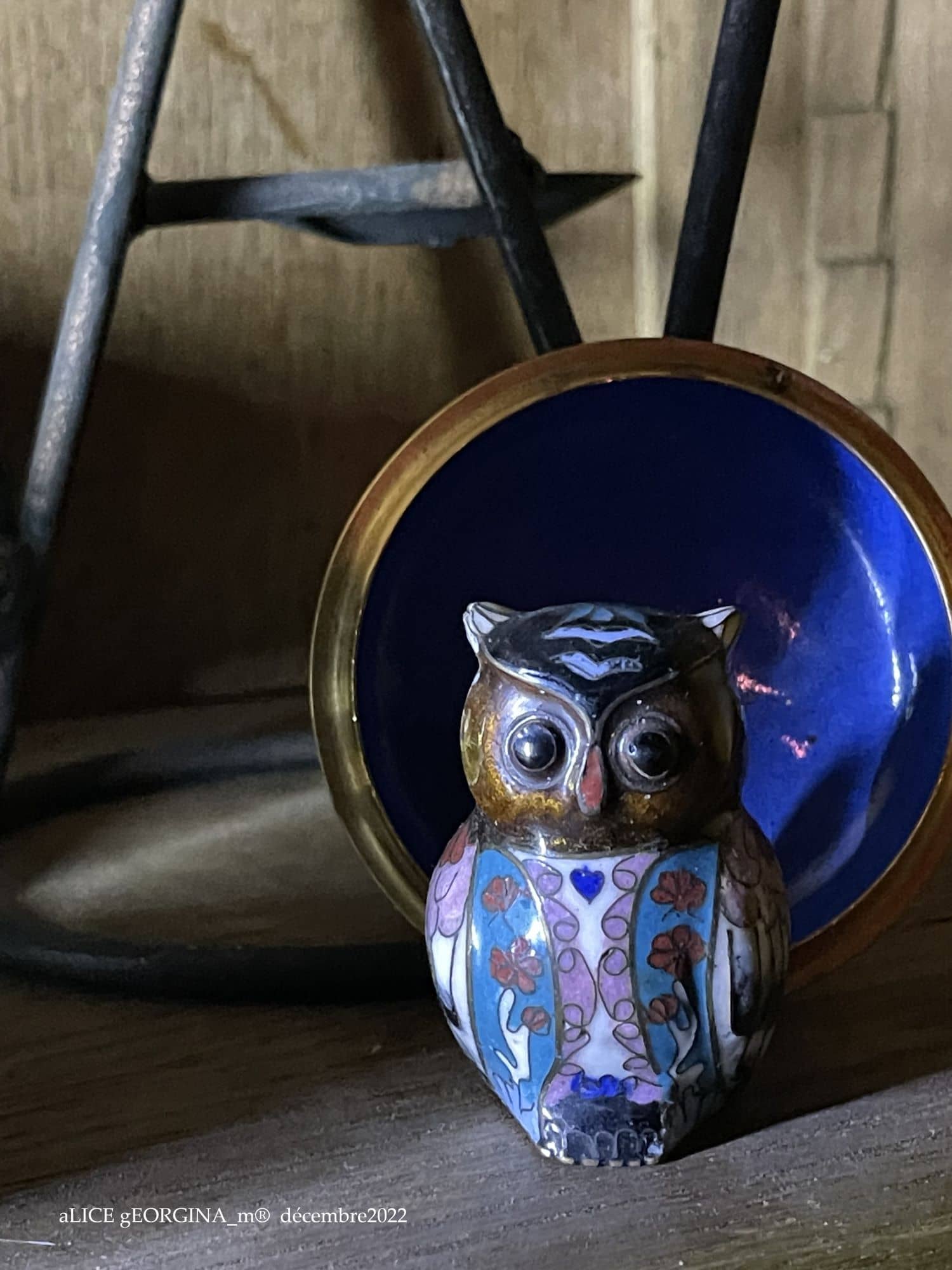 Arrangement d'objets chinés de seconde main, bleu nuit