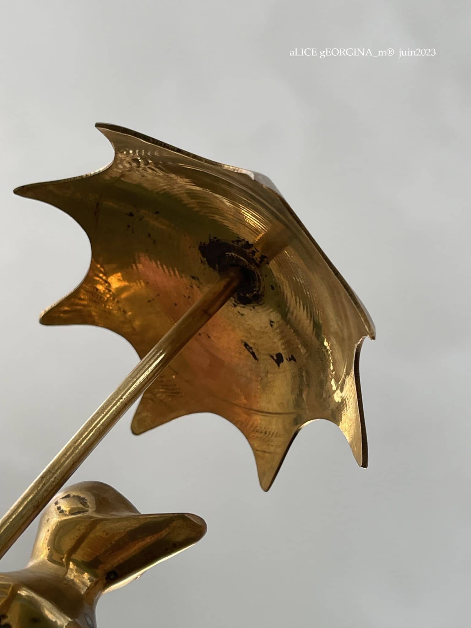 Arrangement d'objets chinés de seconde main, A l'ombre d'un parasol