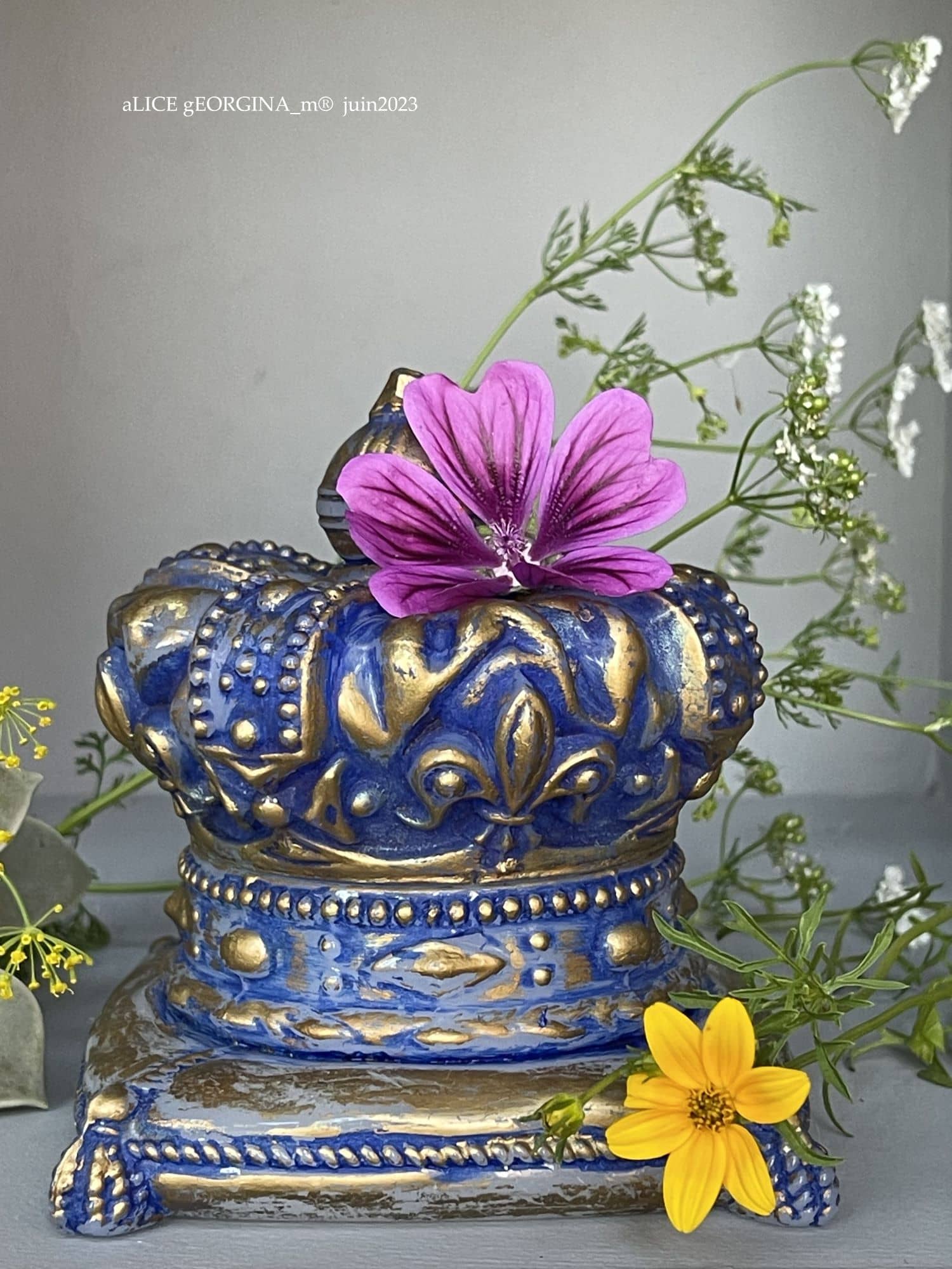 Arrangement d'objets chinés de seconde main, Opaline