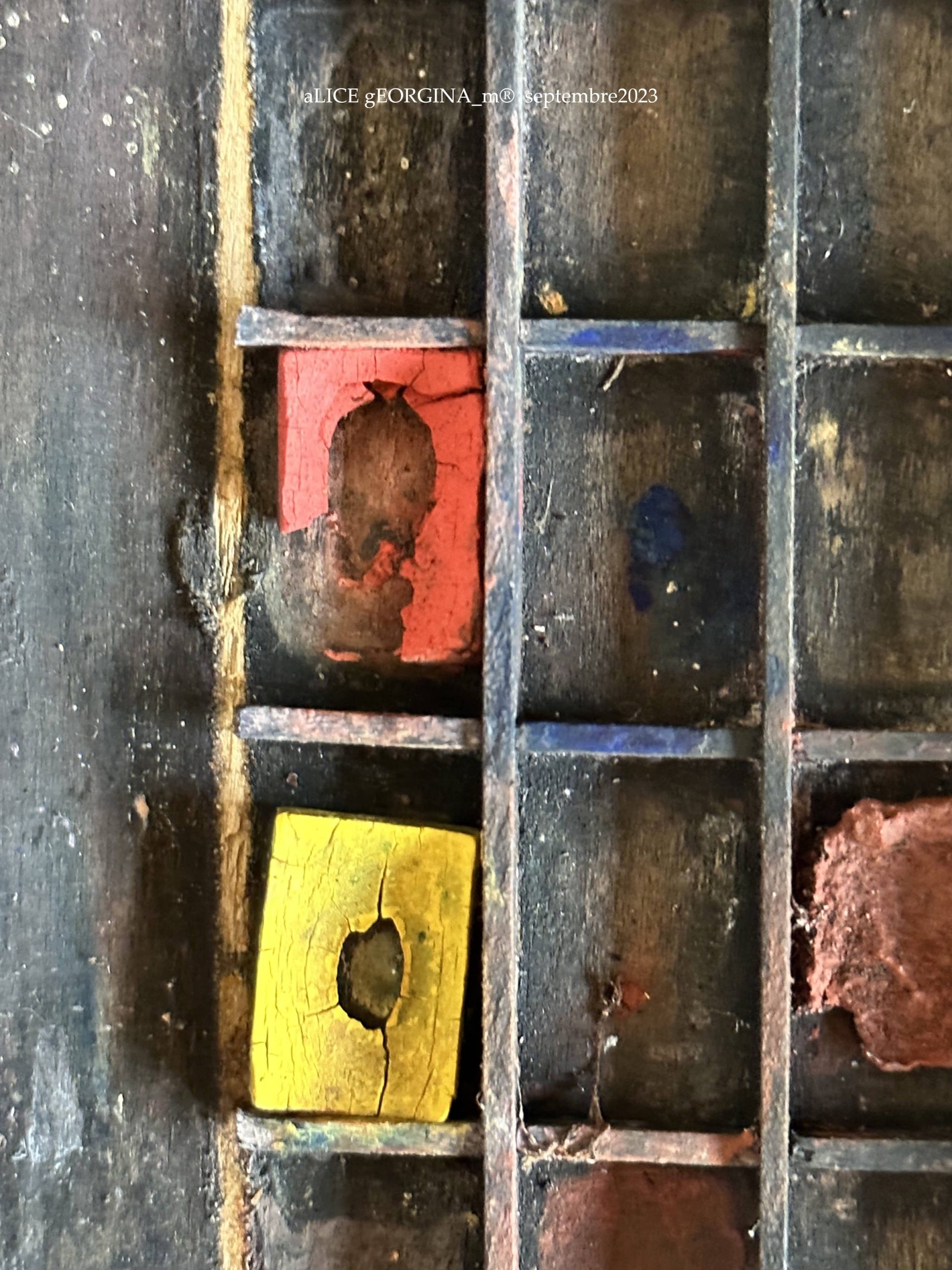 Arrangement d'objets chinés de seconde main, La rentrée