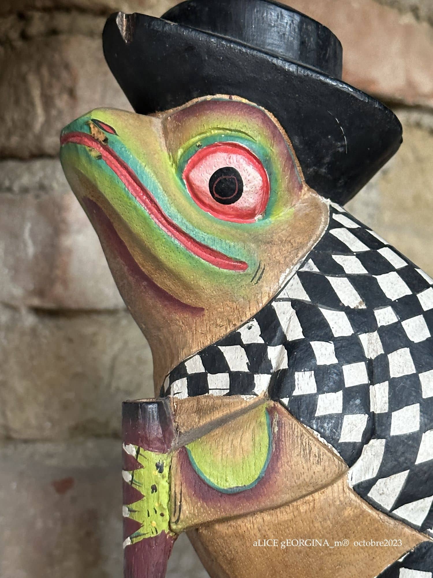 Arrangement d'objets chinés de seconde main, Fauve