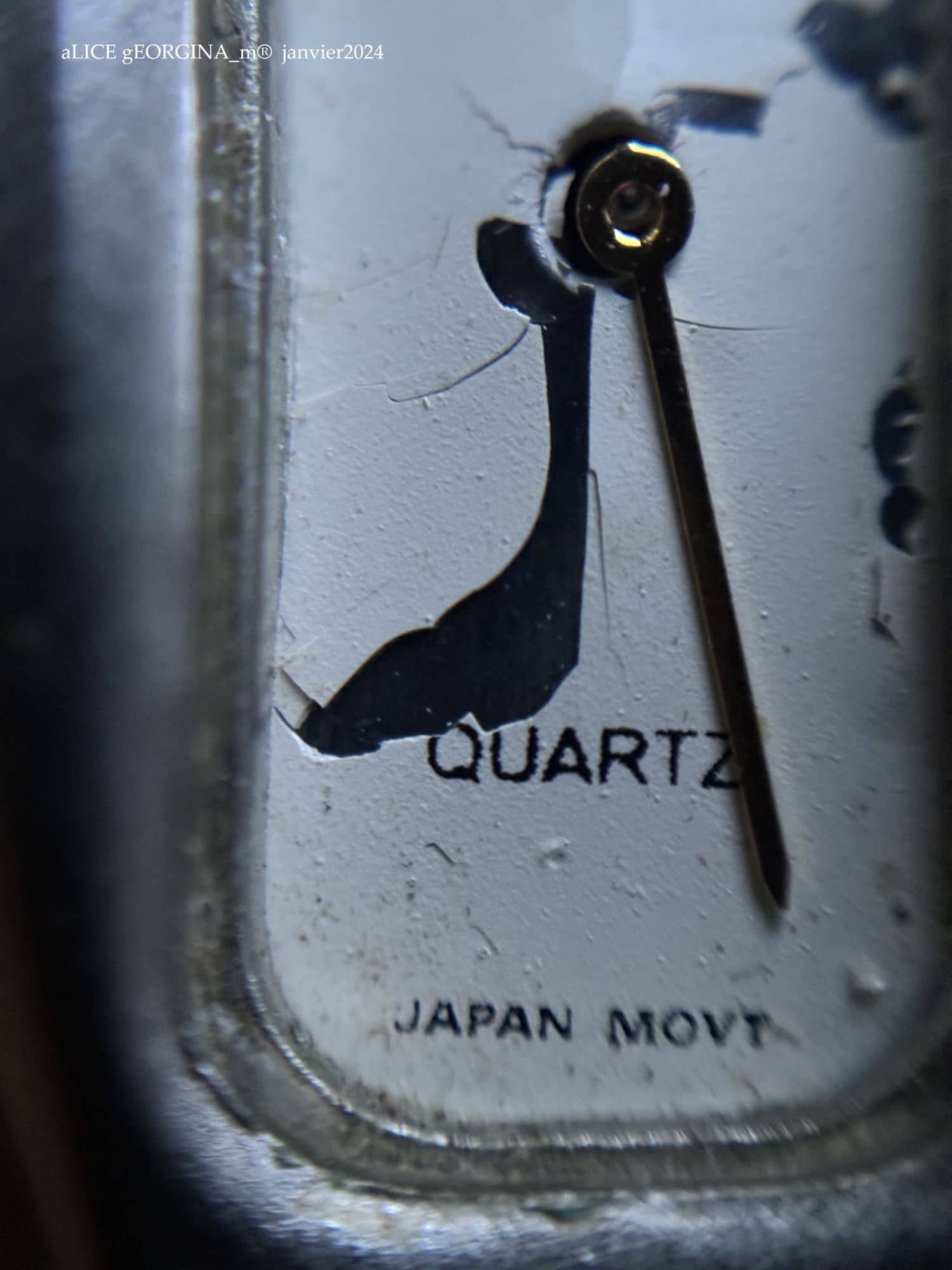 Arrangement d'objets chinés de seconde main, A l'heure !