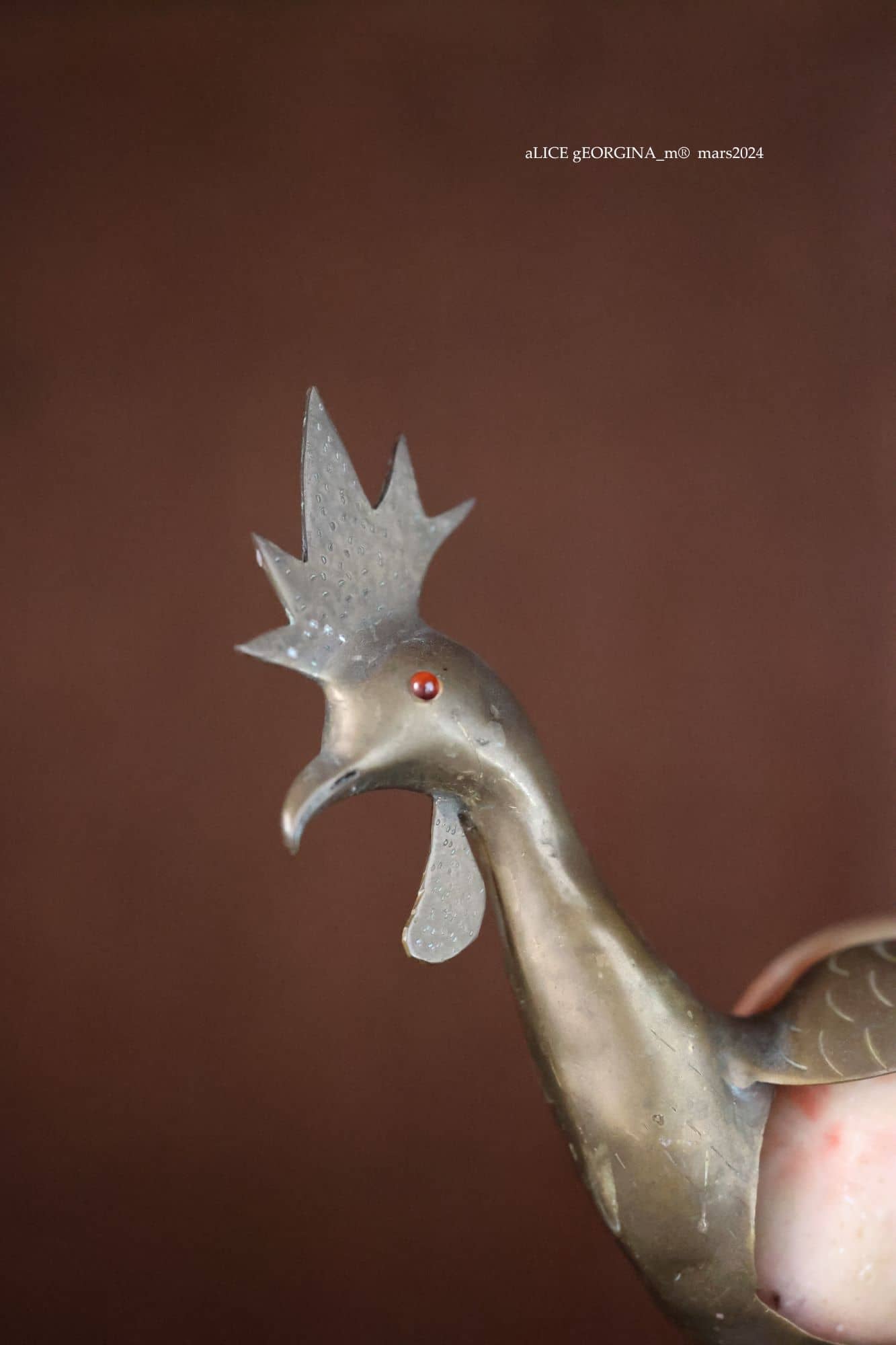 Arrangement d'objets chinés de seconde main, Poule, oeuf et coquetier