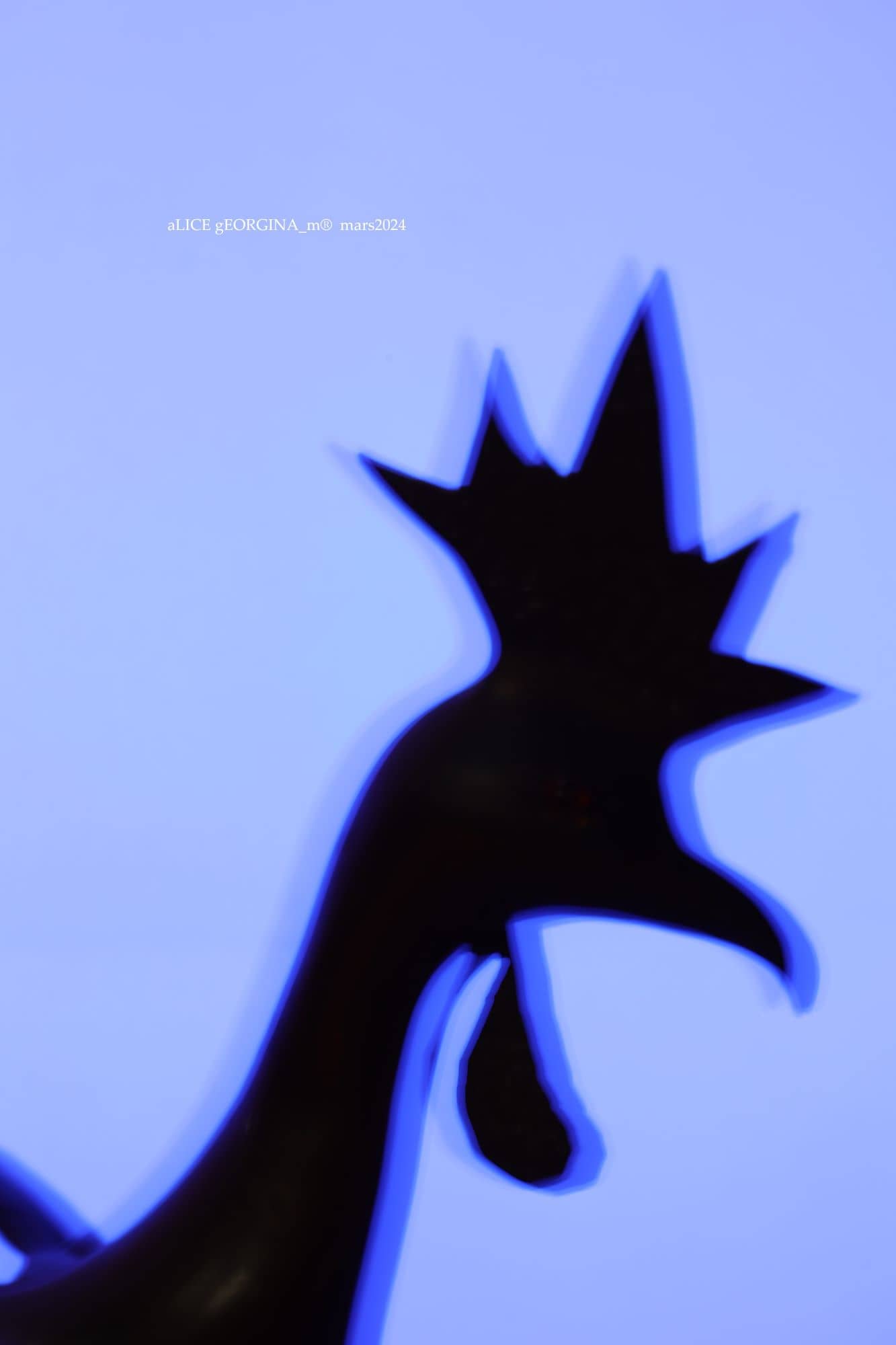 Arrangement d'objets chinés de seconde main, Poule, oeuf et coquetier