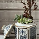 Une composition végétale de plantes succulentes avec une boîte en céramique aux motifs fleuri et géométrique