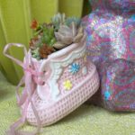 Composition végétale de plantes succulentes avec un chausson en céramique rose, motif à carreau et fleuri