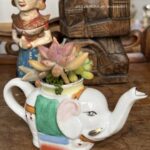 Composition végétale de plantes succulentes avec une théière miniature zoomorphe éléphant en porcelaine