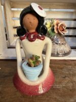 Composition végétale de plantes succulentes avec une statuette femme en terre tenant un pot