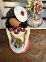 Composition végétale de plantes succulentes avec une statuette femme en terre tenant un pot